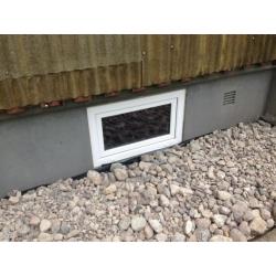 Badrumsfönster och källarfönster PVC på lager